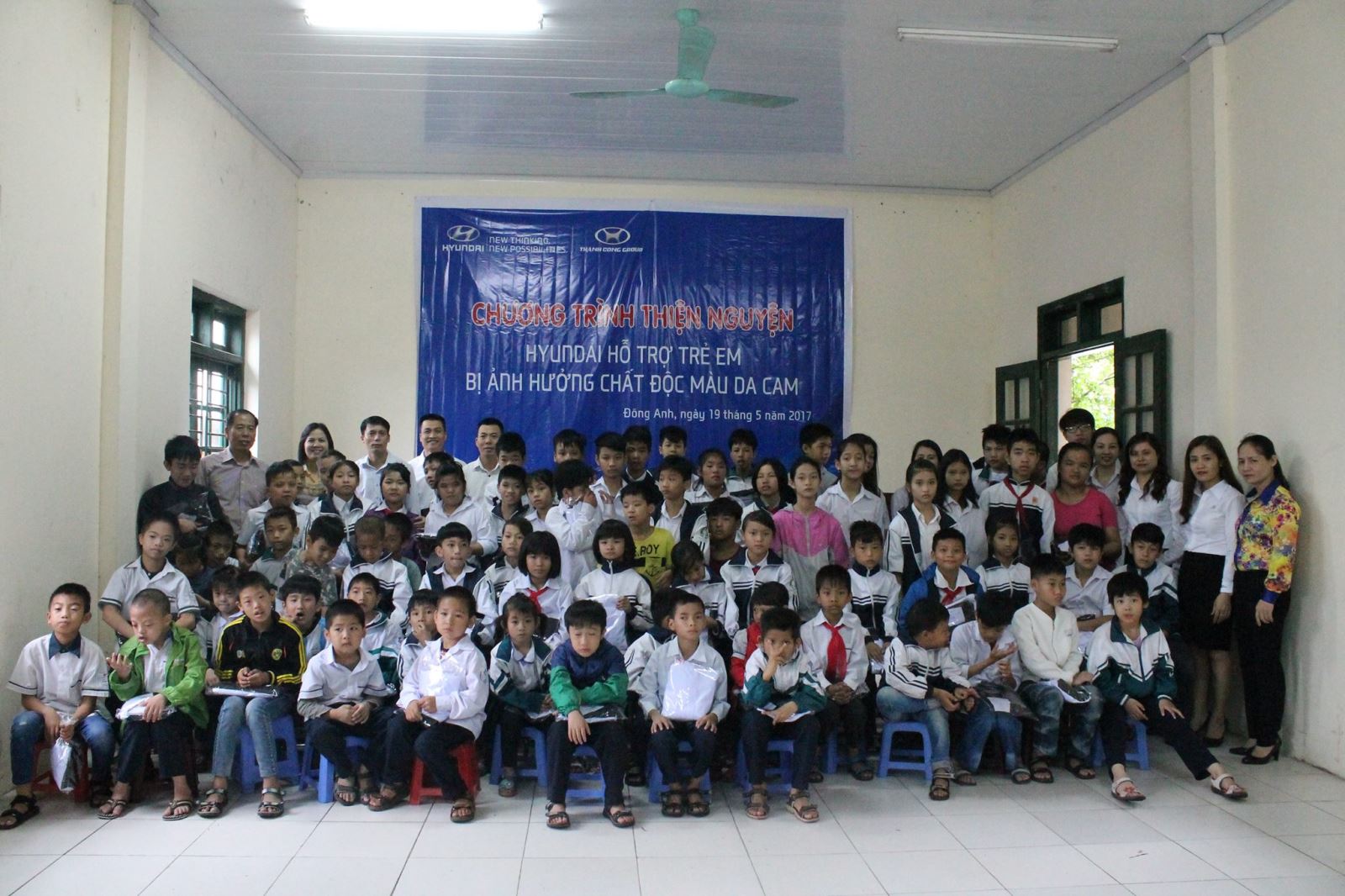 Đoàn thiện nguyện Hyundai Đông Anh chụp hình lưu niệm tại trường