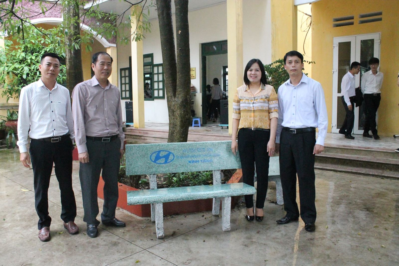 Đoàn thiện nguyện Hyundai Đông Anh trao quà cho các học sinh tại trường