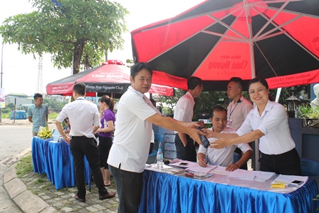 Khách hàng nhận quà tại chương trình