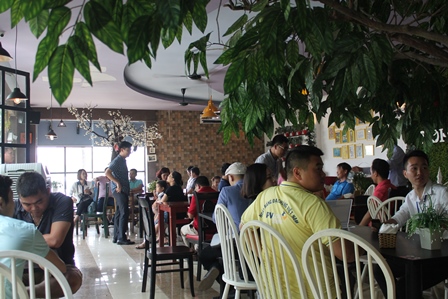 Khách hàng dùng đồ uống miễn phí và chờ lái thử xe