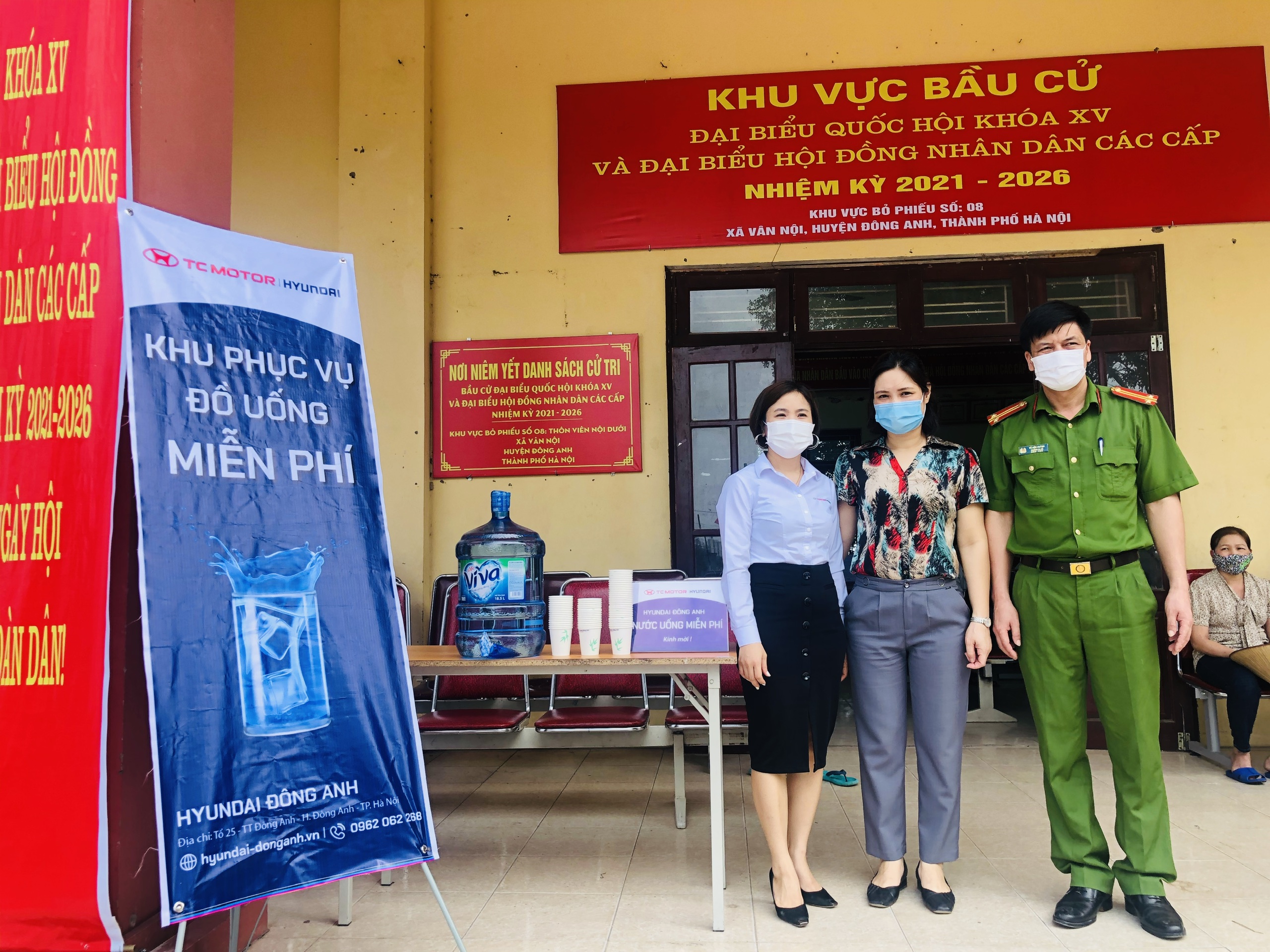 QUẦY NƯỚC MIỄN PHÍ CHO NHÂN DÂN TẠI CÁC ĐIỂM CẤP CCCD LƯU ĐỘNG