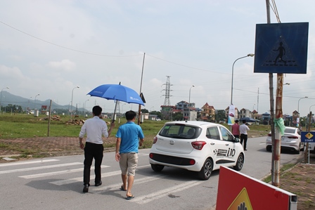 Đưa khách hàng tới khu vực lái thử xe