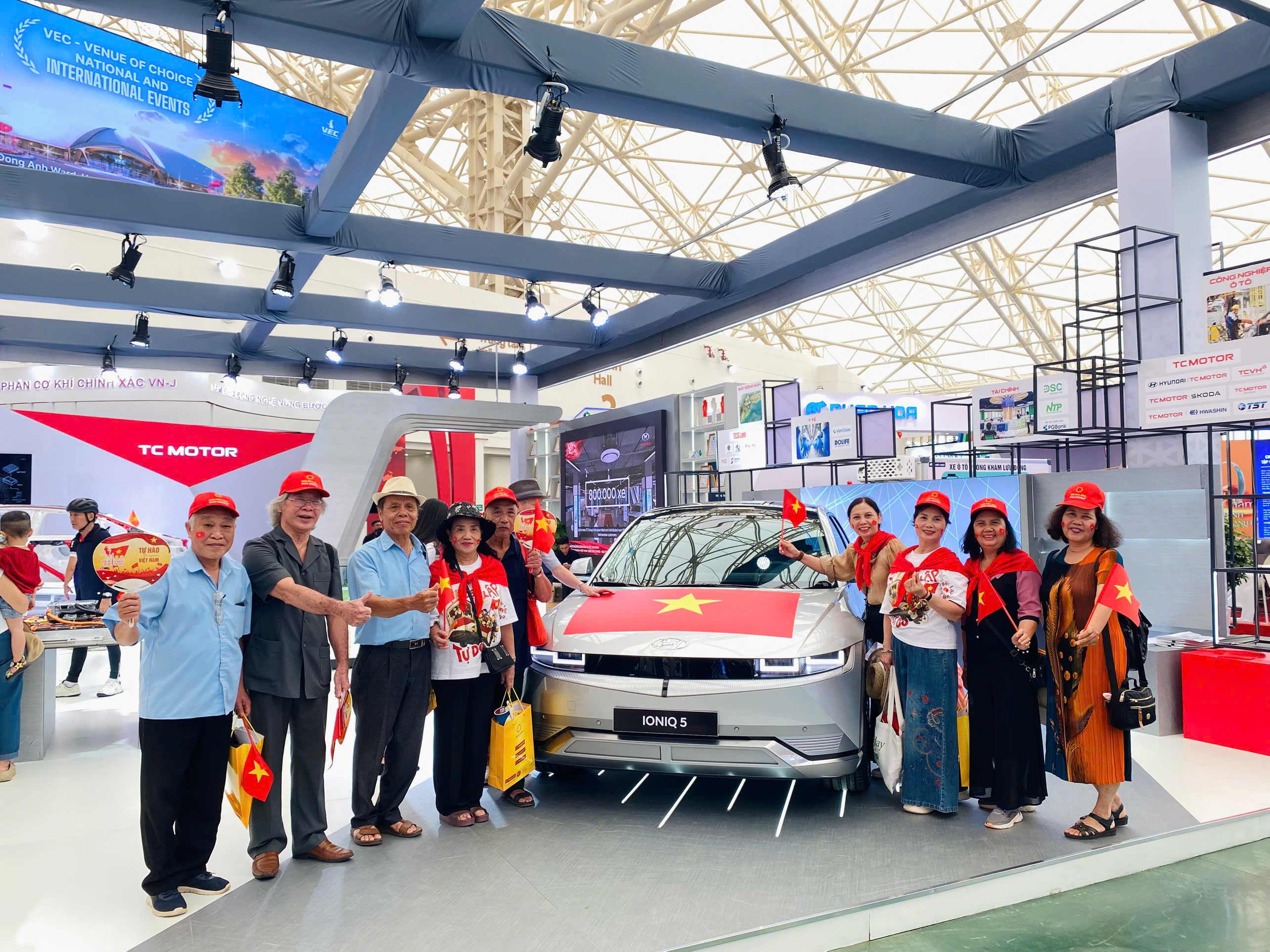 Hyundai Đông Anh cùng Tập đoàn Thành Công tham dự Triển lãm Thành tựu đất nước A80 với mẫu xe điện Hyundai IONIQ 5